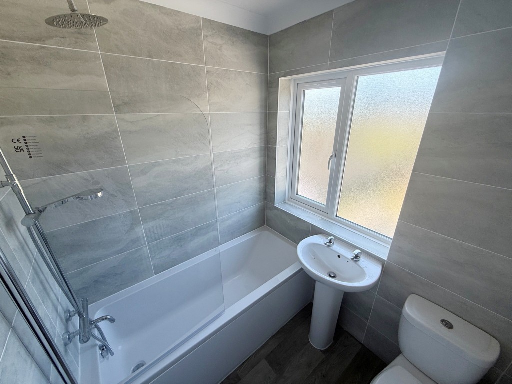 Lot: 209 - HOUSE FOR IMPROVEMENT - Modern style bathroom